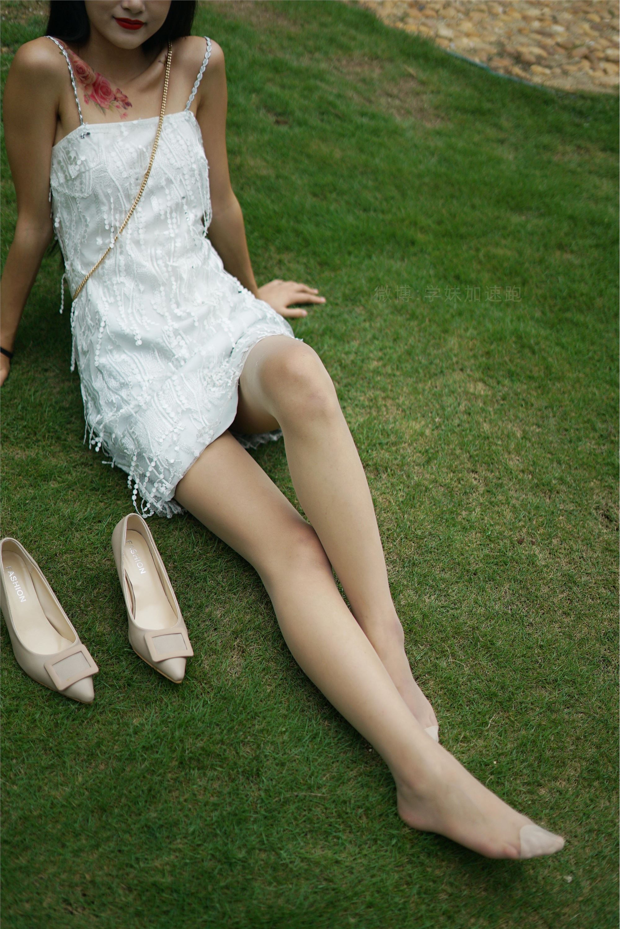 学妹加速跑 XM079《草地上的绿茶jio-鹿酱》